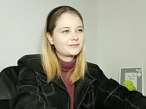 Snapshot of LydiaYoung chatting on 11-11-25, 07:14 LydiaYoung online show from 11-11-25, 07:14