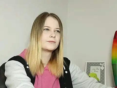 Snapshot of LydiaYoung chatting on 11-13-25, 07:24 LydiaYoung online show from 11-13-25, 07:24