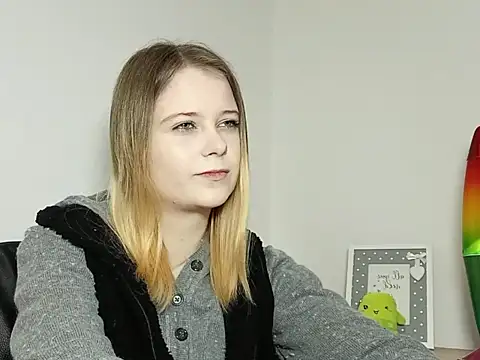 Snapshot of LydiaYoung chatting on 11-14-25, 07:12 LydiaYoung online show from 11-14-25, 07:12