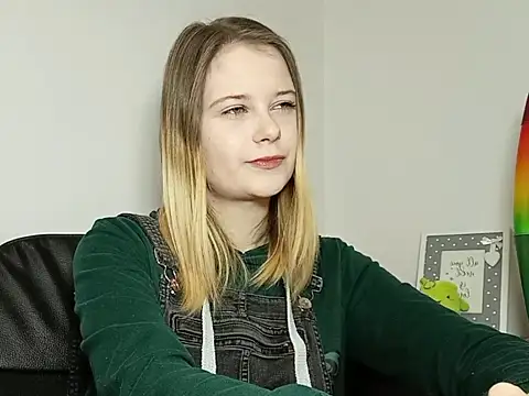 Snapshot of LydiaYoung chatting on 11-20-25, 07:13 LydiaYoung online show from 11-20-25, 07:13