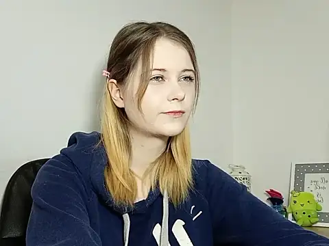 Snapshot of LydiaYoung chatting on 12-01-25, 07:19 LydiaYoung online show from 12-01-25, 07:19