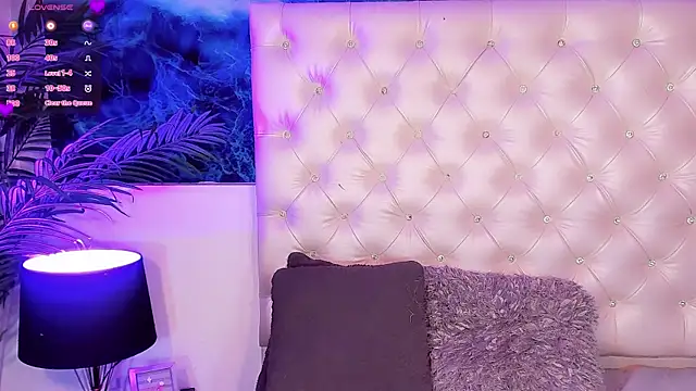 Valeria Swett  online show from 06-30-26, 10:22