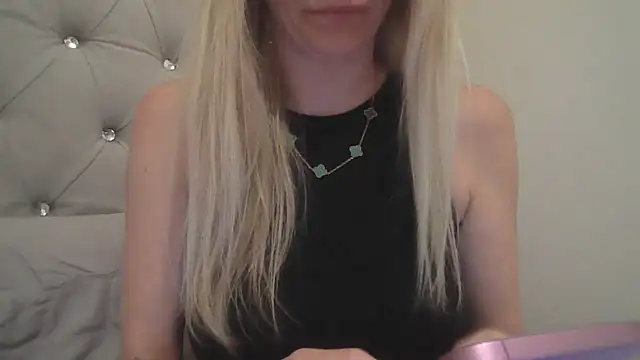 Snapshot of flirty_babe_x chatting on 10-18-25, 10:43 flirty babe x online show from 10-18-25, 10:43