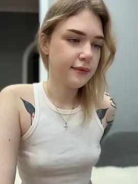 Snapshot of elliss_ chatting on 10-11-25, 07:40 elliss  online show from 10-11-25, 07:40