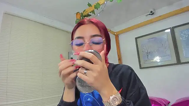 Snapshot of Vaiiolett_ chatting on 09-11-25, 01:22 Vaiiolett online show from 09-11-25, 01:22