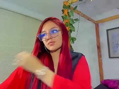 Snapshot of Vaiiolett_ chatting on 11-26-25, 12:28 Vaiiolett online show from 11-26-25, 12:28