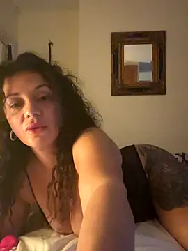 Snapshot of caramelandCurls chatting on 09-13-25, 09:47 caramelandCurls online show from 09-13-25, 09:47