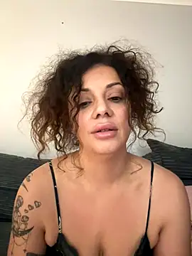 Snapshot of caramelandCurls chatting on 11-05-25, 10:43 caramelandCurls online show from 11-05-25, 10:43