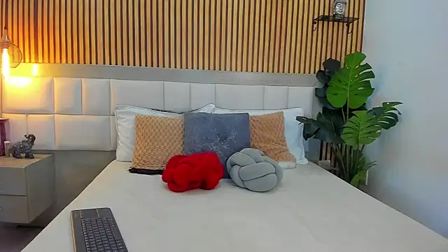 Roseaurora online show from 11-07-25, 12:38