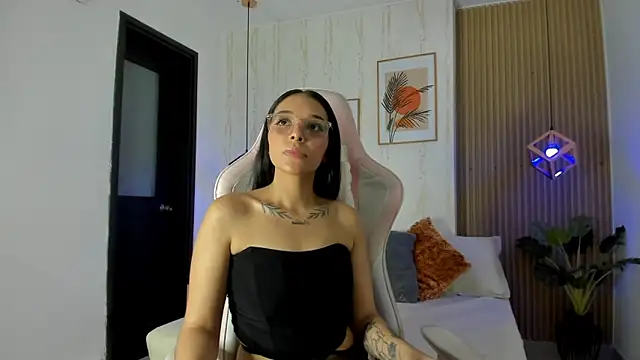 Roseaurora online show from 11-29-25, 07:39