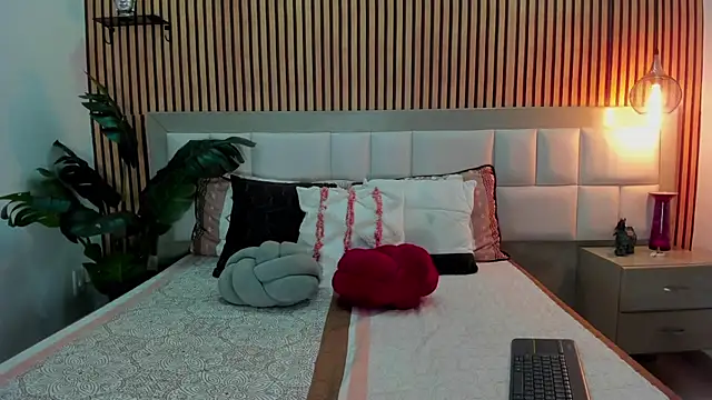 Roseaurora online show from 12-19-25, 12:56