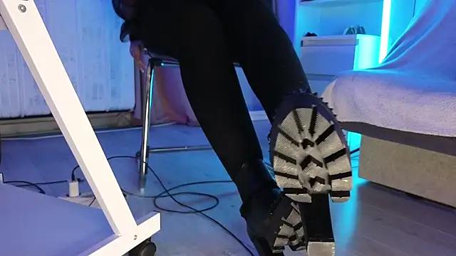 Snapshot of CruelSiren chatting on 10-29-25, 08:21 CruelSiren online show from 10-29-25, 08:21