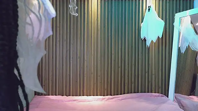 AlanaWalker9 online show from 10-31-25, 04:02