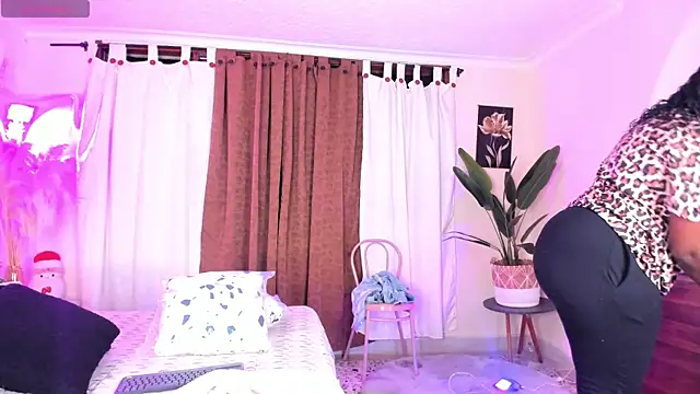 Snapshot of ViolettGomez_93 chatting on 05-01-26, 01:32 ViolettGomez 93 online show from 05-01-26, 01:32