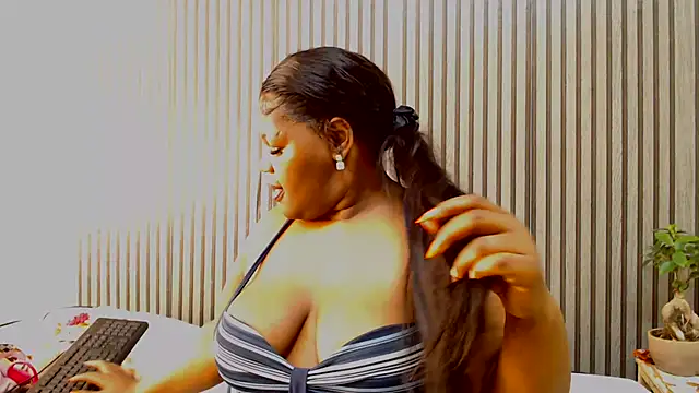 Snapshot of ROYALASS25 chatting on 06-15-26, 12:07 ROYALASS25 online show from 06-15-26, 12:07