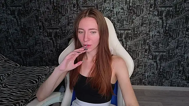 Snapshot of MiaLinder chatting on 10-04-25, 11:52 MiaLinder online show from 10-04-25, 11:52