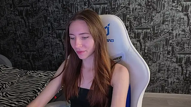 Snapshot of MiaLinder chatting on 10-05-25, 03:21 MiaLinder online show from 10-05-25, 03:21