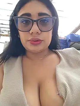 Snapshot of Monse--145 chatting on 09-20-25, 08:21 Monse--145 online show from 09-20-25, 08:21