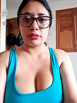 Snapshot of Monse--145 chatting on 10-18-25, 12:39 Monse--145 online show from 10-18-25, 12:39