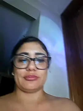 Snapshot of Monse--145 chatting on 11-25-25, 03:39 Monse--145 online show from 11-25-25, 03:39