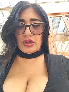 Snapshot of Monse--145 chatting on 11-28-25, 02:53 Monse--145 online show from 11-28-25, 02:53