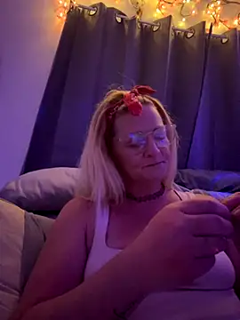 Snapshot of Goldenndoll chatting on 09-27-25, 09:03 Goldenndoll online show from 09-27-25, 09:03