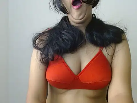 Snapshot of priya_022 chatting on 10-01-25, 03:45 priya 022 online show from 10-01-25, 03:45