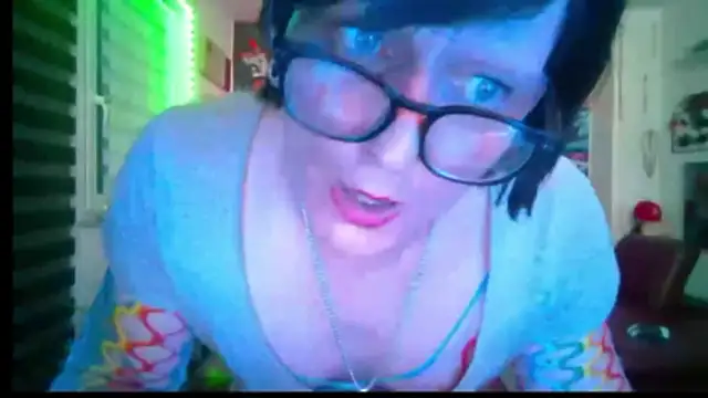 Snapshot of hellgirl1980 chatting on 05-08-26, 07:52 hellgirl1980 online show from 05-08-26, 07:52
