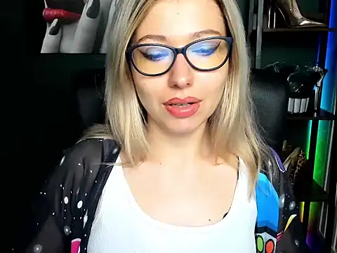 Snapshot of loveHeidi chatting on 06-30-26, 04:35 loveHeidi online show from 06-30-26, 04:35
