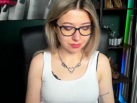 Snapshot of loveHeidi chatting on 07-15-26, 04:29 loveHeidi online show from 07-15-26, 04:29