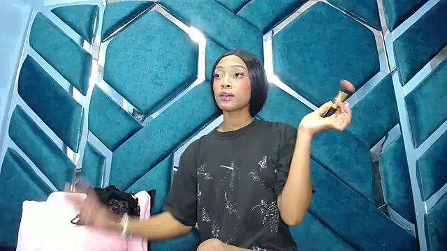 Snapshot of Lea_Sweetly chatting on 10-18-25, 01:01 Lea Sweetly online show from 10-18-25, 01:01