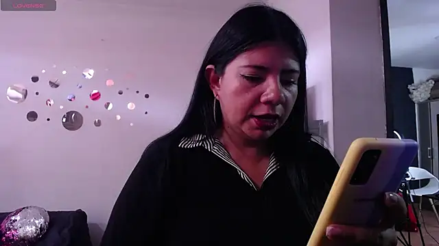 Snapshot of kinky_momm chatting on 06-01-26, 05:03 kinky momm online show from 06-01-26, 05:03