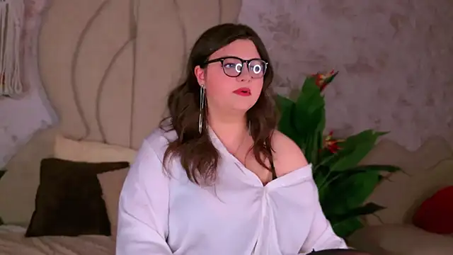 Snapshot of UR_BELLA chatting on 09-28-25, 10:53 UR BELLA online show from 09-28-25, 10:53