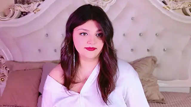 Snapshot of UR_BELLA chatting on 10-08-25, 11:30 UR BELLA online show from 10-08-25, 11:30