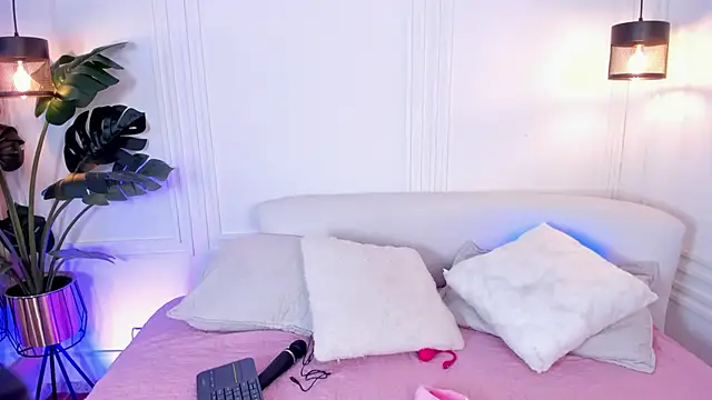 Dafne Hillss online show from 11-10-25, 01:43