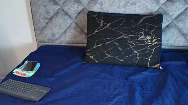 Snapshot of Shantey_Laurent chatting on 10-21-25, 05:24 Shantey Laurent online show from 10-21-25, 05:24