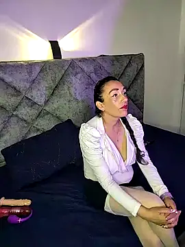 Snapshot of Shantey_Laurent chatting on 10-24-25, 02:02 Shantey Laurent online show from 10-24-25, 02:02