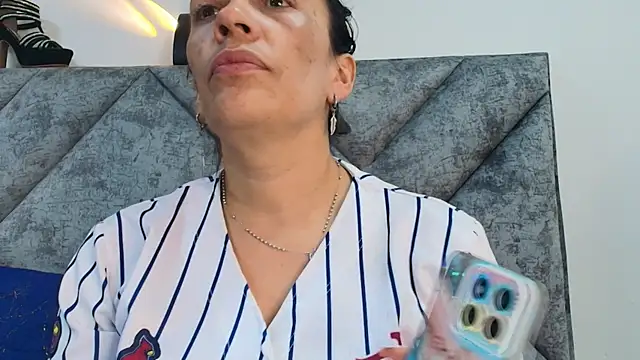 Snapshot of Shantey_Laurent chatting on 11-22-25, 01:32 Shantey Laurent online show from 11-22-25, 01:32