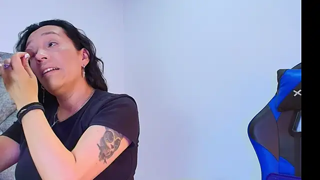 Snapshot of Shantey_Laurent chatting on 11-25-25, 01:44 Shantey Laurent online show from 11-25-25, 01:44