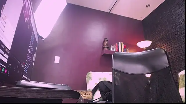 Snapshot of Matthewlodge chatting on 09-15-25, 02:06 Matthewlodge online show from 09-15-25, 02:06