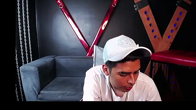 Snapshot of Matthewlodge chatting on 10-16-25, 02:40 Matthewlodge online show from 10-16-25, 02:40