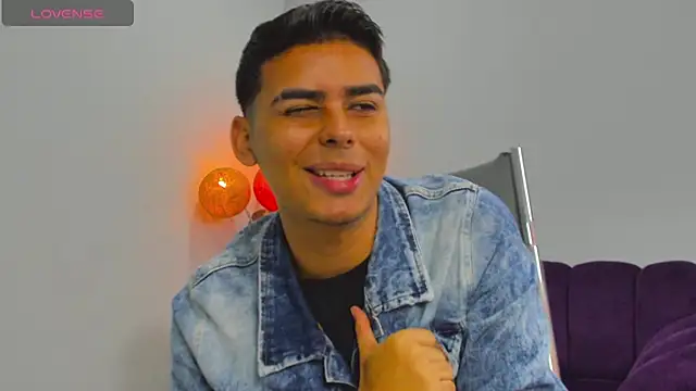 Snapshot of Matthewlodge chatting on 11-29-25, 01:25 Matthewlodge online show from 11-29-25, 01:25