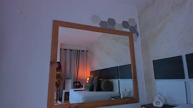 Snapshot of Susanna_Cute chatting on 10-20-25, 01:11 Susanna Cute online show from 10-20-25, 01:11