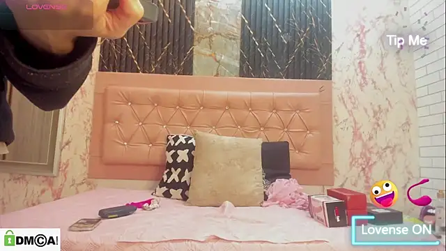 Caroline daring online show from 01-13-26, 01:38