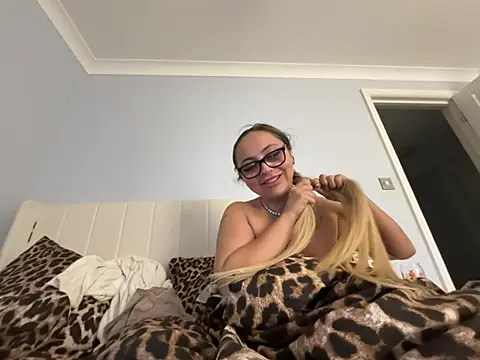 petitelucyXoxx online show from 07-04-26, 11:22