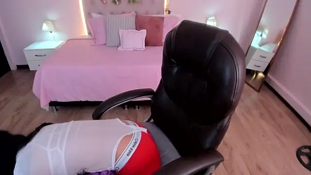Snapshot of Mariam_Lopez__ chatting on 04-28-26, 03:22 Mariam Lopez online show from 04-28-26, 03:22