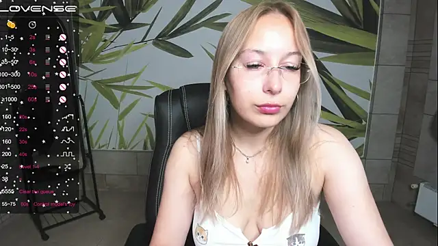 Snapshot of dina_sunshine chatting on 09-20-25, 02:45 dina sunshine online show from 09-20-25, 02:45