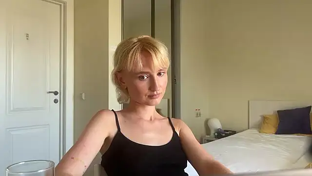 Snapshot of Evylenn chatting on 07-09-26, 04:22 Evylenn online show from 07-09-26, 04:22