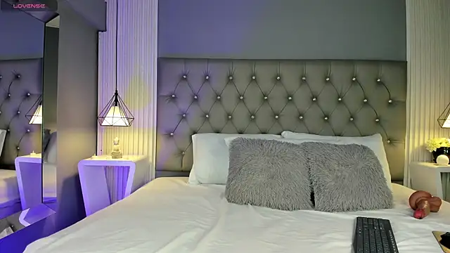 LunaBloomn online show from 11-22-25, 05:01