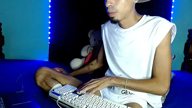 Snapshot of Alexx_1214 chatting on 10-18-25, 04:04 Alexx 1214 online show from 10-18-25, 04:04